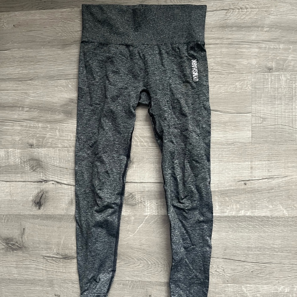 Gym shark leggings